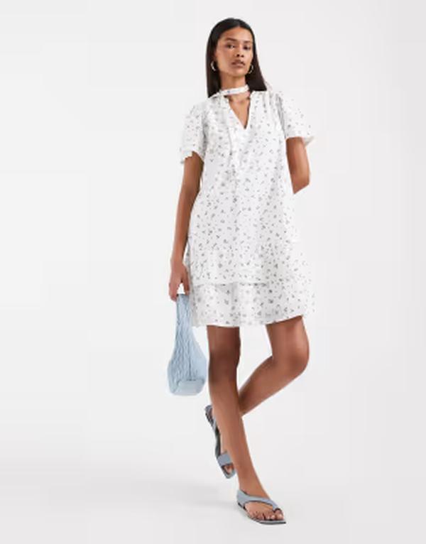 ヴェロモーダ レディース トップス ワンピース フリル裾 レーストリム フラワー柄 フリル ミニ レース フラワー Vero moda poplin tie waist lace trim ruffle hemini dress and blue floral Snowhite/blue ホワイト｜ReVida 店