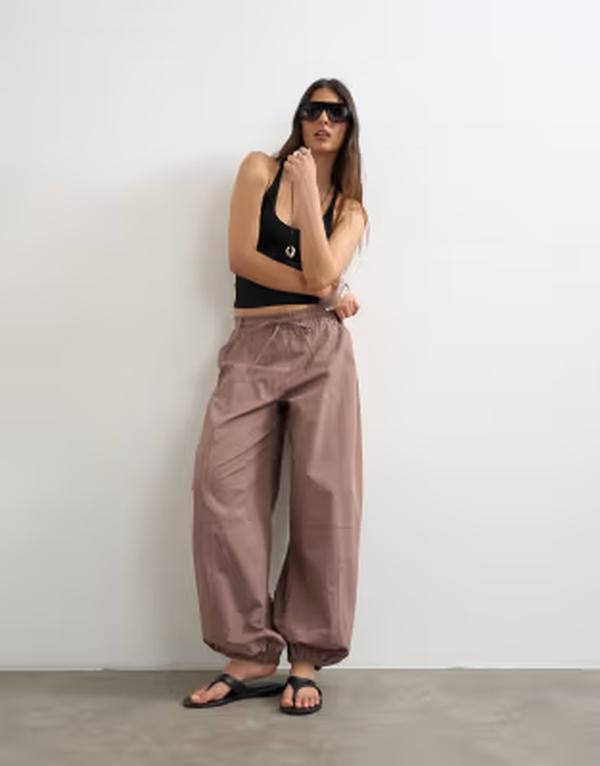 トップショップ レディース ボトムス カジュアルパンツ Topshop elastic waist cuffed hem techy pants BROWN ブラウン｜ReVida 店