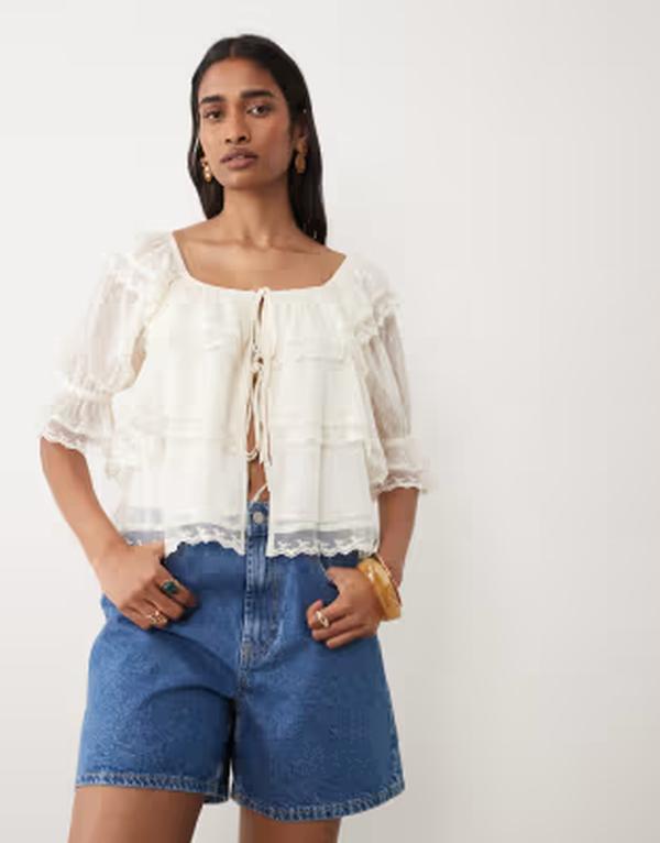 ミスセルフフリッジ レディース トップス シャツ ブラウス Misselfridge textured tie front blouse in cream クリーム｜ReVida 店