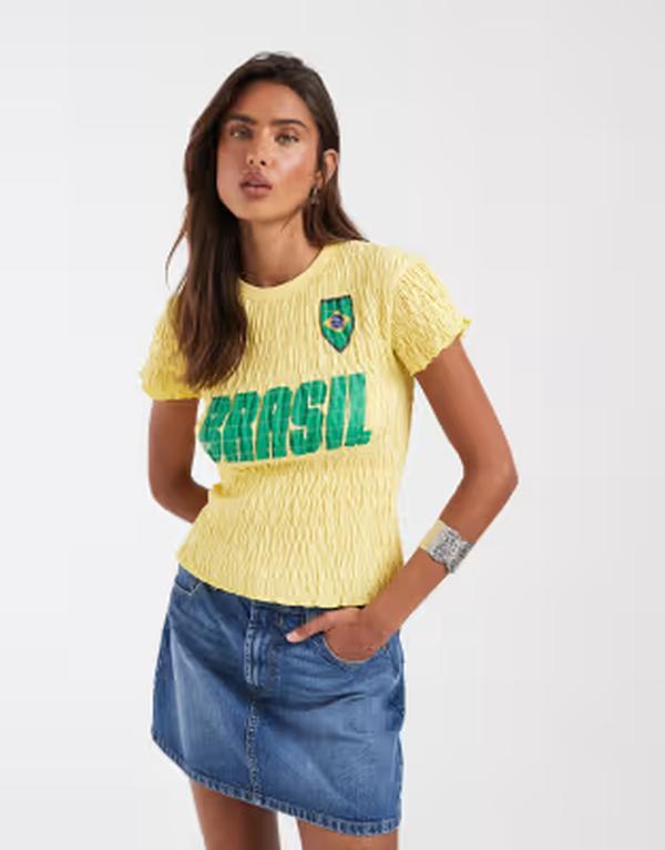 エイソス レディース トップス プルオーバー グラフィック ASOS DESIGN shirred baby tee with Brasil soccer graphic インチ yellow 黄色