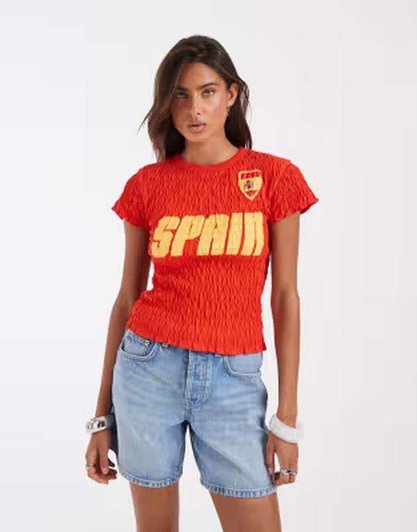 エイソス レディース トップス プルオーバー グラフィック ASOS DESIGN shirred baby tee with Spain soccer graphic RED 赤いこと