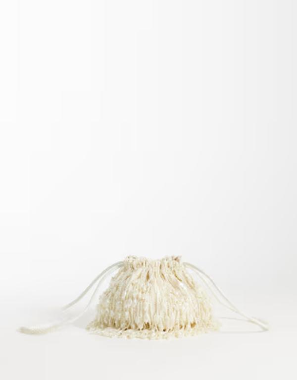 エイソス レディース 御徒面子 フリンジ ASOS DESIGN embellished clutch bucket bag インチ faux natural pearl fringe Cream 皮膚軟化剤