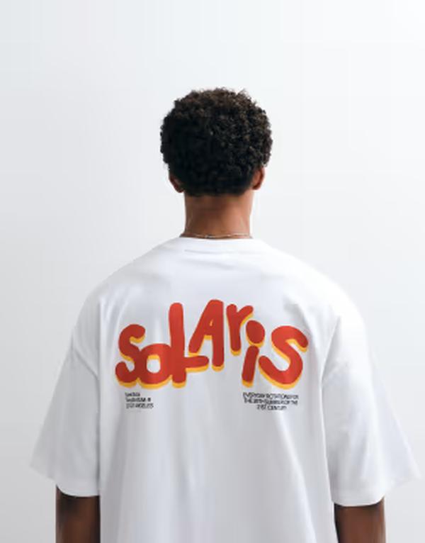 エイソス メンズ トップス ティーシャツ グラフィック ASOS DESIGN boxy oversized T-shirt with bubble text graphic WHITE 白いこと