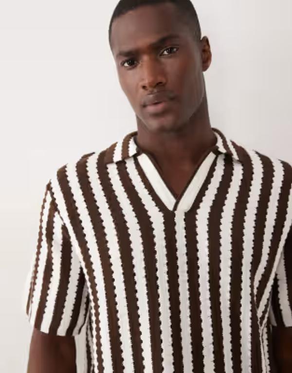 エイソス メンズ トップス スポーツシャツ 編み物 ASOS DESIGN knit relaxed textured notch neck polo インチ ecru and brown stripecru/brown エクリュ