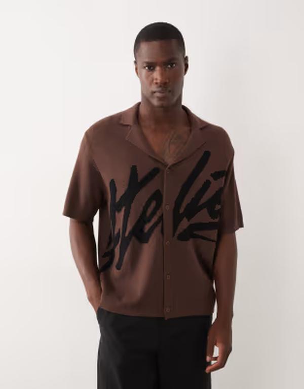 エイソス メンズ トップス ティーシャツ 編み物 グラフィック ASOS DESIGN oversized knit revere button through with graphic BROWN 赤銅色