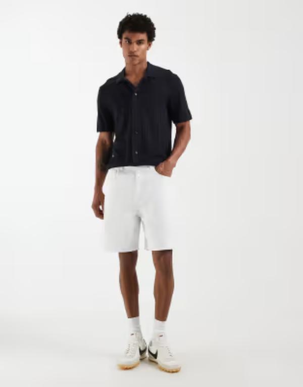 エイソス メンズ ボトムス 二分の一ズボン下・さる股引き 対比 ジーンズ ASOS DESIGN mid length denim jorts with contrastitch WHITE 白いこと
