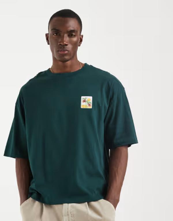 エイソス メンズ トップス Tシャツ フラワー柄 プリント フラワー ASOS DESIGN boxy oversized T-shirt with floral chest print in dark Scarab グリーン｜ReVida 店