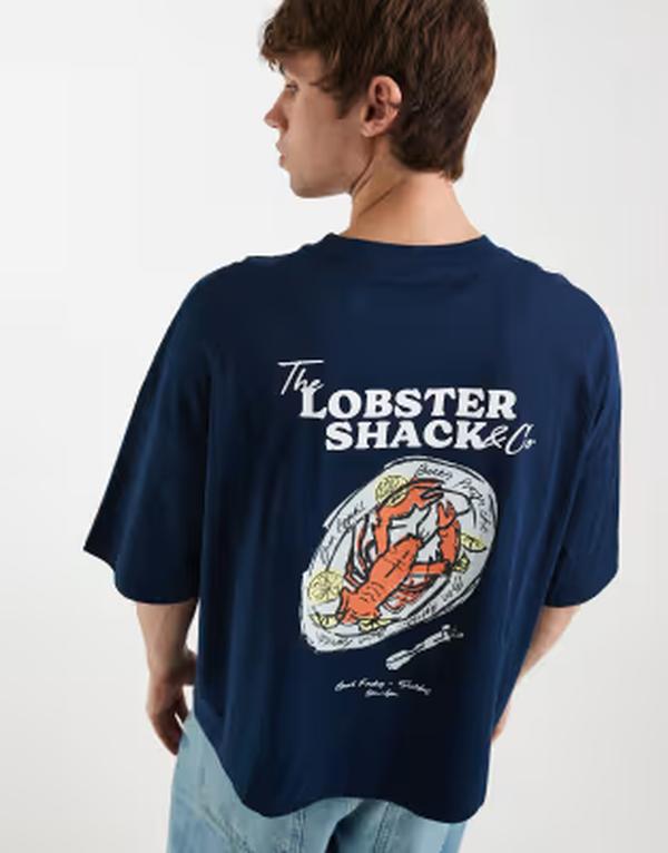 エイソス メンズ トップス ティーシャツ グラフィック ASOS DESIGN boxy oversized T-shirt with lobster graphic PAGEANT BLUE 青碧