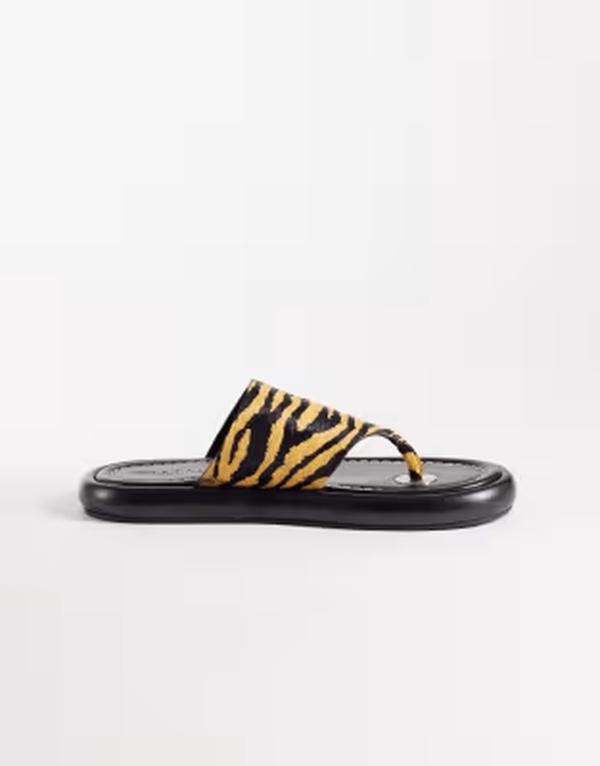 エイソス レディース シューズ サンダル 刷り上げる なめし革 ASOS DESIGN Fate premium chunky toe thong インチ hair on realeather with tiger printiger print 毛の荒物