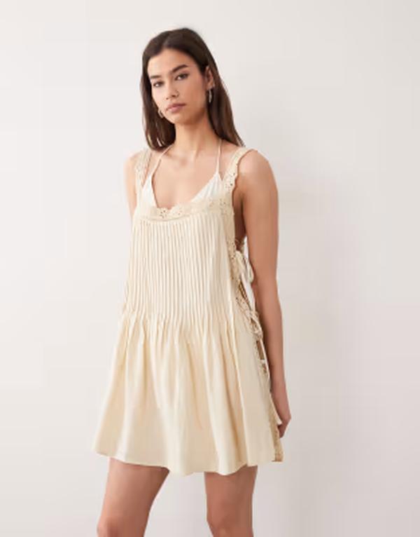 エイソス レディース トップス ワンピース プリーツ レース ASOS DESIGN Daisy pleated lace beach sundress in buttermilk｜ReVida 店