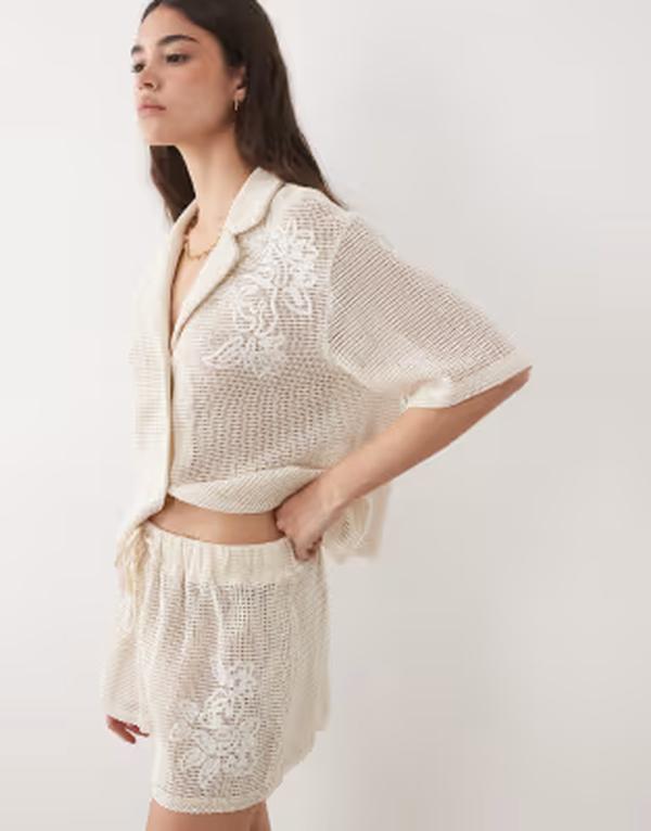 エイソス レディース ボトムス 二分の一ズボン下・さる股引き 遊撃手ズボン下 編み物 ASOS DESIGN open knit shorts with cornelli detail インチ cream 皮膚軟化剤