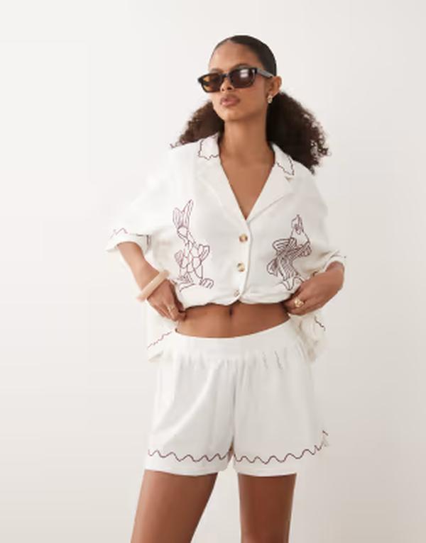 エイソス レディース ボトムス 二分の一ズボン下・さる股引き 遊撃手ズボン下 ティーシャツ ASOS DESIGN textured jersey shorts with burgundy embroidery インチ cream - part of a set CREAM 皮膚軟化剤
