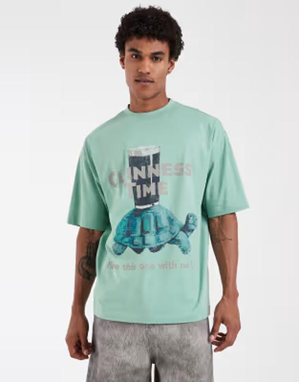 エイソス メンズ トップス Tシャツ プリント ASOS DESIGN oversized tee with Guinness print GREEN グリーン｜ReVida 店