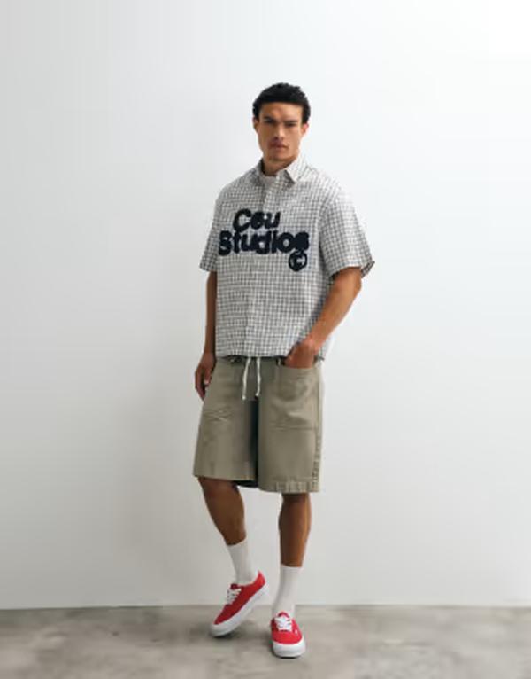 エイソス メンズ ボトムス 二分の一ズボン下・さる股引き ヴィンテージ ジーンズ ASOS DESIGN loose denim cargo jorts with vintage wash Khaki カーキ