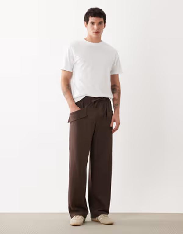 エイソス メンズ ボトムス 心地好いズボン下 ワイドレッグ スウェットパンツ ASOS DESIGN circular wide leg sweatpants with cargo pockets BROWN 赤銅色