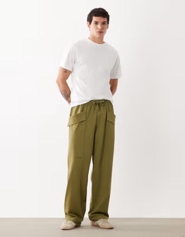 エイソス メンズ ボトムス 心地好いズボン下 ワイドレッグ スウェットパンツ ASOS DESIGN wide leg sweatpants with cargo pockets GREEN 緑であること