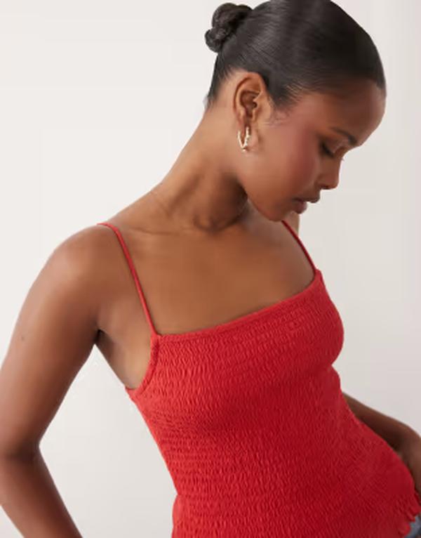 エイソス レディース トップス プルオーバー フラウンス裾 フラウンス ASOS DESIGN shirred cami top with ruffle hem Red 赤いこと