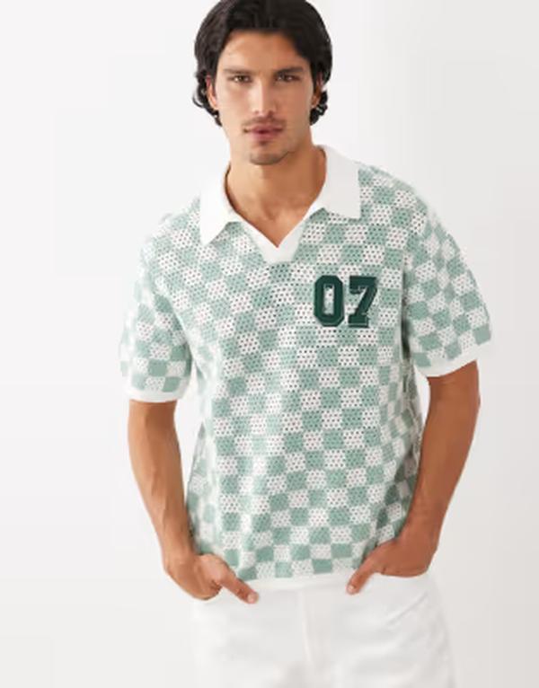 エイソス メンズ トップス ポロシャツ プリント ニット グラフィック ASOS DESIGN relaxed short sleeve knitted notch neck polo with 07 graphic and ecru checker print Green/Ecru エクリュ｜ReVida 店