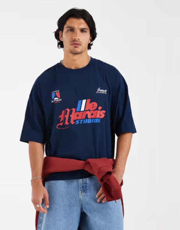 エイソス メンズ トップス プルオーバー グラフィック ASOS DESIGN boxy oversized T-shirt with soccer graphic PAGEANT BLUE 青色