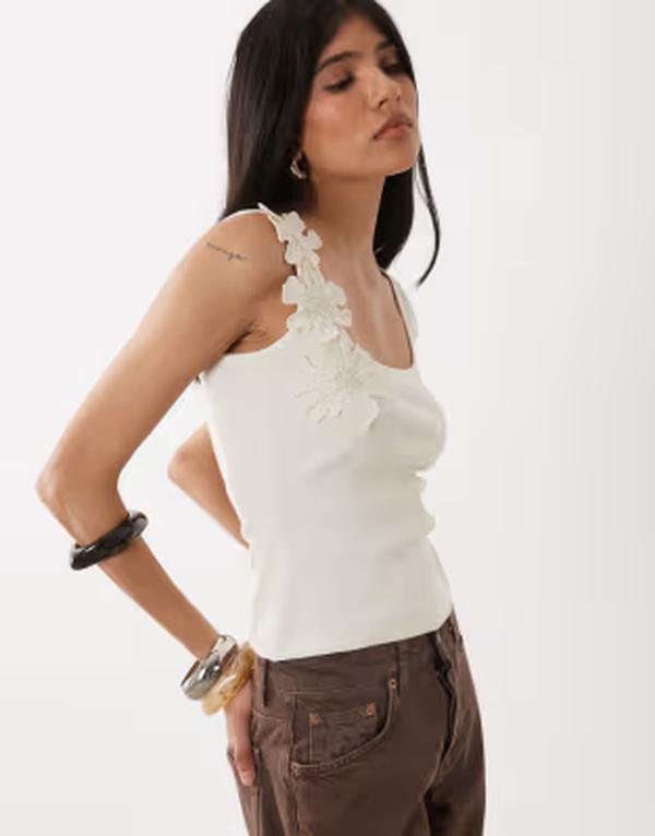 ミスセルフフリッジ レディース トップス ティーシャツ お花柄 お花 Misselfridge festival applique floral square neck tank top インチ cream 皮膚軟化剤