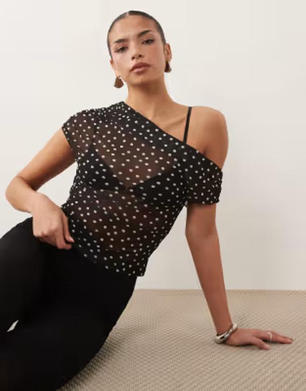 エイソス レディース トップス プルオーバー 一点柄 非対称 一点 ギャザー メッシュ シアー ASOS DESIGN sheer mesh ruched off shoulder asymmetric topolka dot Black Polka Dot 黒いこと