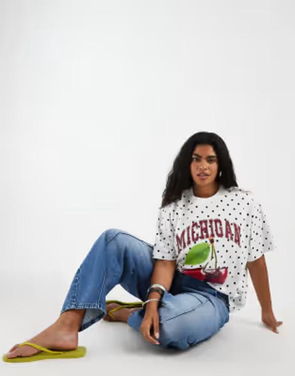 エイソス レディース トップス ティーシャツ 一点柄 一点 ティーシャツ グラフィック ASOS Curve ASOS DESIGN Curve oversized jersey with Michigan cherry graphic インチ mono polka dot WHITE 白いこと