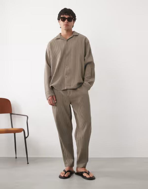 エイソス メンズ ボトムス 心地好いズボン下 テーパードフィット ASOS DESIGN plisse pants インチ tapered fit - part of a set BROWN 赤銅色