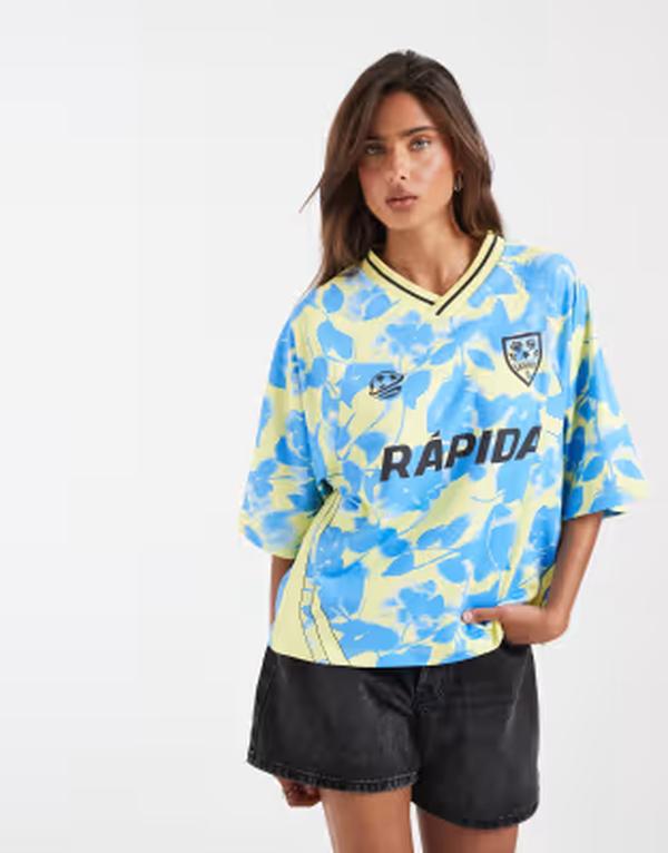 エイソス レディース トップス ティーシャツ Vのど首 御花柄 刺しゅう 御花 グラフィック ASOS DESIGN oversized v neck soccer shirt with embroidered graphic and yellow floral BLUE 青碧