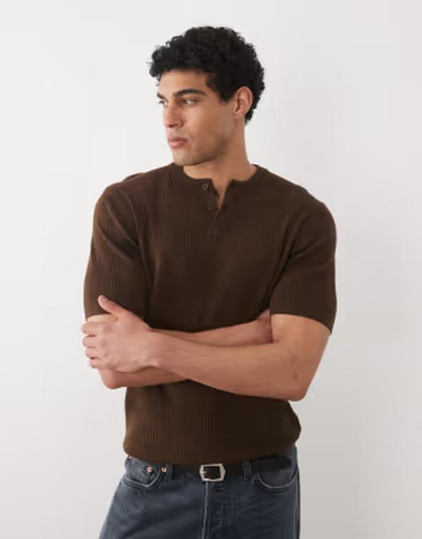 エイソス メンズ トップス ティーシャツ リブニット ヘンリーのど首 編み物 ASOS DESIGN Essential fine-rib knit henley neck t-shirt BROWN 赤銅色