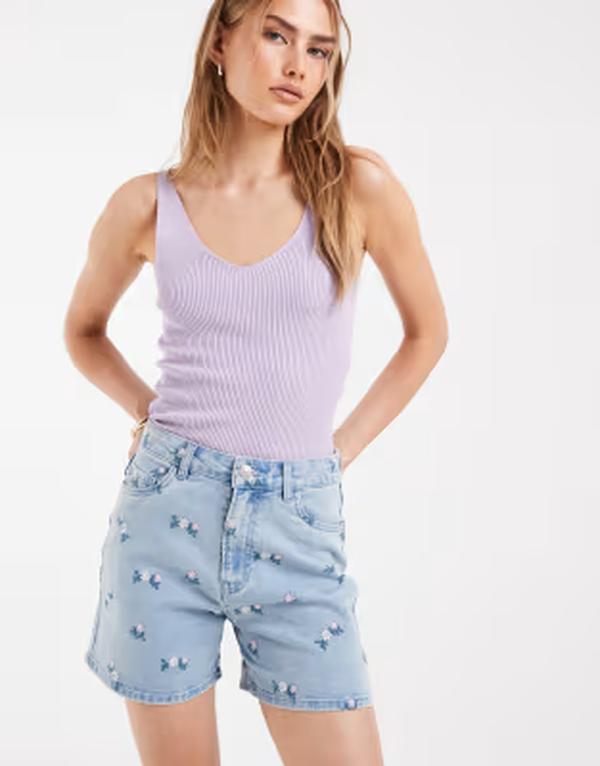 ピーシーズ レディース ボトムス ハーフパンツ・ショーツ フラワー柄 ショートパンツ 刺繍 デニム フラワー PIECES floral embroideredenim shorts in medium Light Blue Denim デニム|ReVida 店