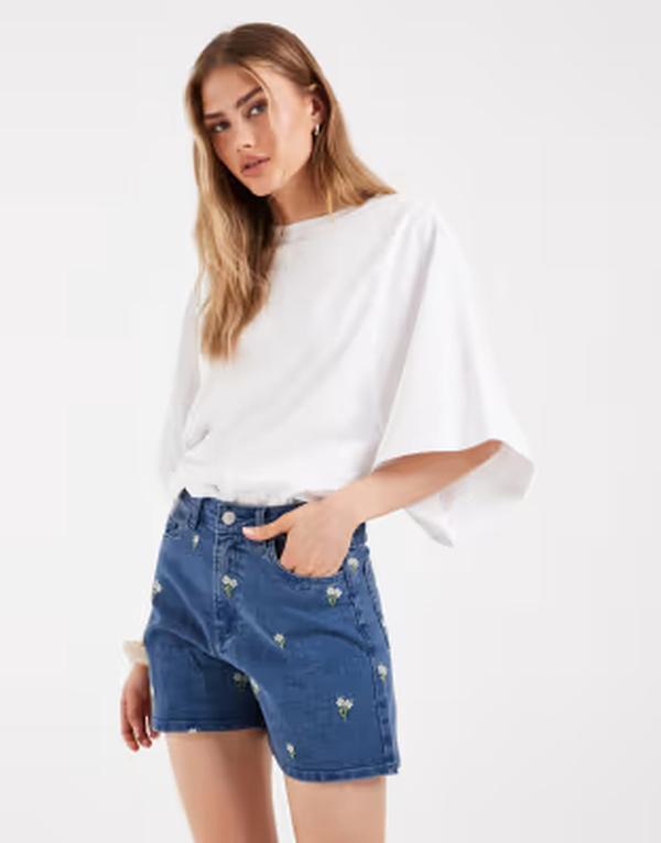 ピーシーズ レディース ボトムス ハーフパンツ・ショーツ フラワー柄 ショートパンツ 刺繍 デニム フラワー PIECES floral embroideredenim shorts in light Medium Blue ブルー|ReVida 店