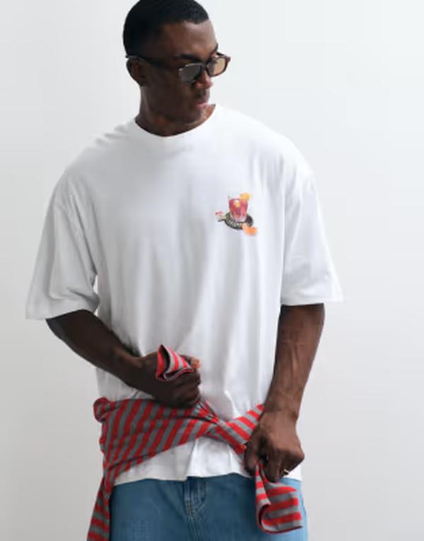 エイソス メンズ トップス ティーシャツ グラフィック ASOS DESIGN oversized t-shirt with negroni chest graphic WHITE 白いこと