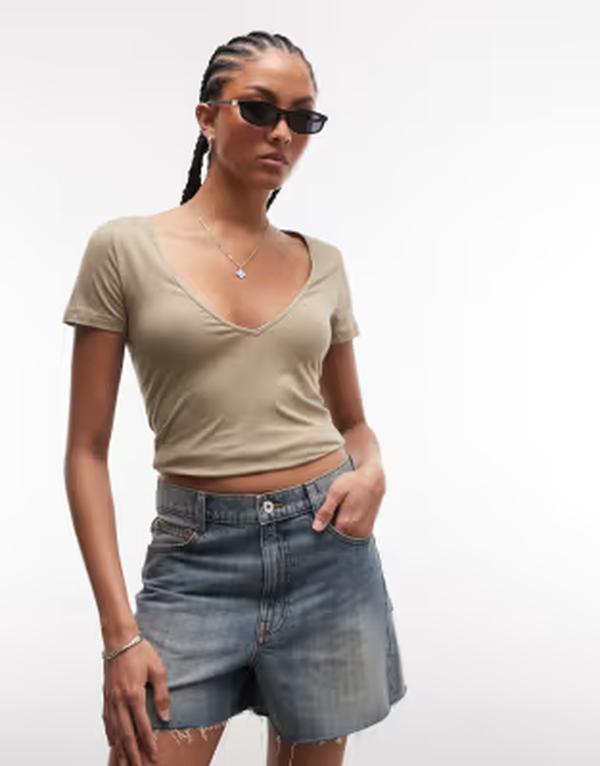 モンキ レディース トップス ティーシャツ か細い相応う Vのど首 Monki v-neck slim fit-shirt Khaki カーキ