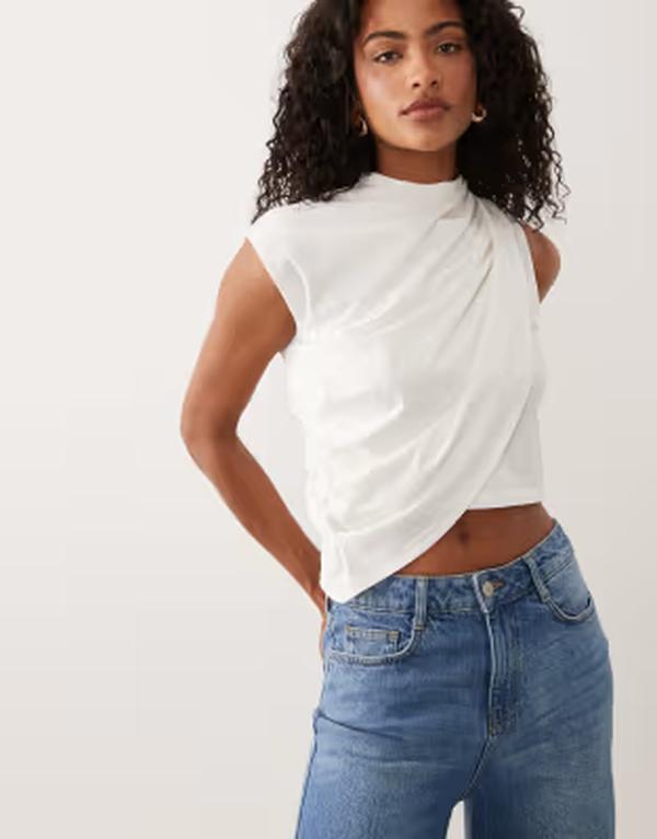 エイソス レディース トップス ティーシャツ ケープ目論む 非相称 旗がしら ケープ ASOS DESIGN asymmetricape detail crop top White 白いこと