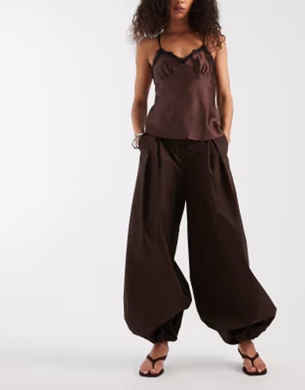エイソス レディース ボトムス 心地好いズボン下 ASOS DESIGN bubble hem tailored balloon pants BROWN 赤銅色