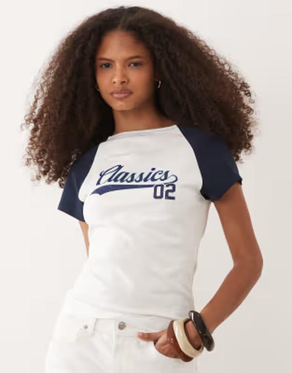 エイソス レディース トップス ティーシャツ 刷り上げる 肋材 ASOS DESIGN off shoulderibbed top with classic 02 print White \u0026 Blue 白いこと