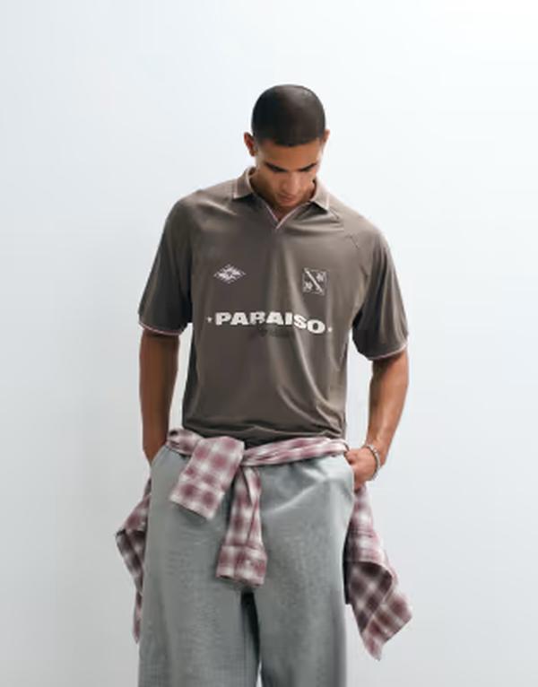 エイソス メンズ トップス スポーツシャツ グラフィック ASOS DESIGN oversized sporty polo shirt with football high build graphic BROWN 赤銅色