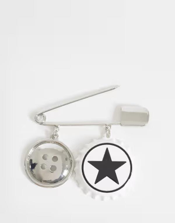 エイソス メンズ 付属物 カフスリンク 旗がしら ASOS DESIGN button and bottle cap safety pin brooch SILVER しろがね色
