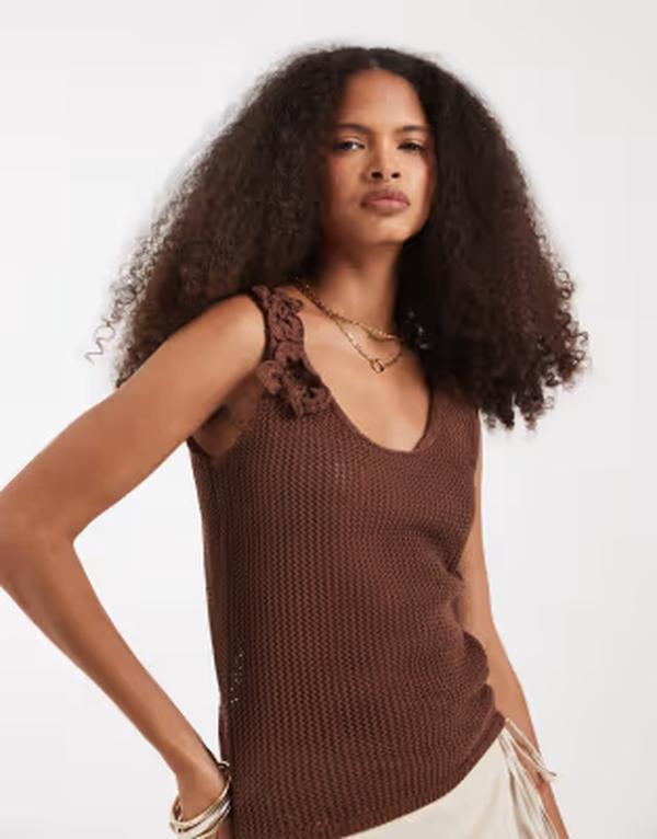 ヴェロモーダ レディース トップス より良い 御花柄 編み物 御花 Vero Moda Vera Moda crochet knitank top with applique floral details Cocoa brown 赤銅色