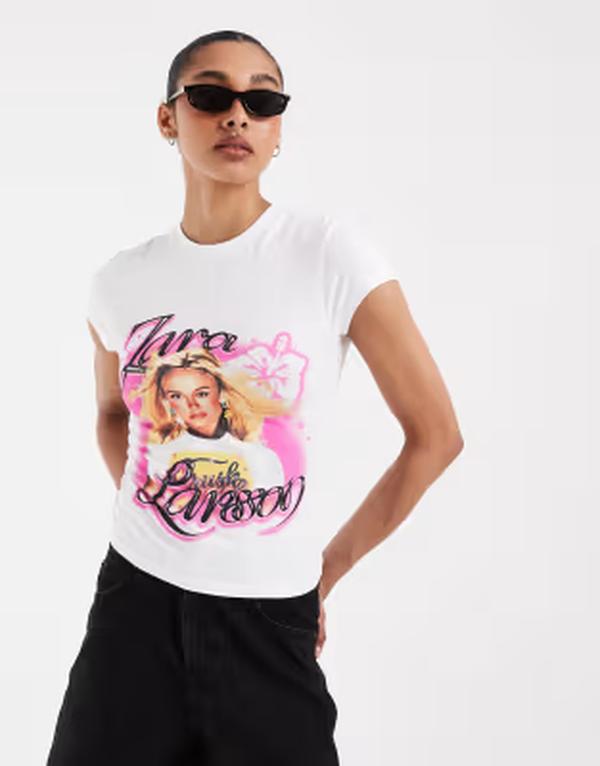 エイソス レディース トップス ティーシャツ 刷り上げる ASOS DESIGN x Z. Larsson official merch licensed baby tee with print WHITE 白いこと