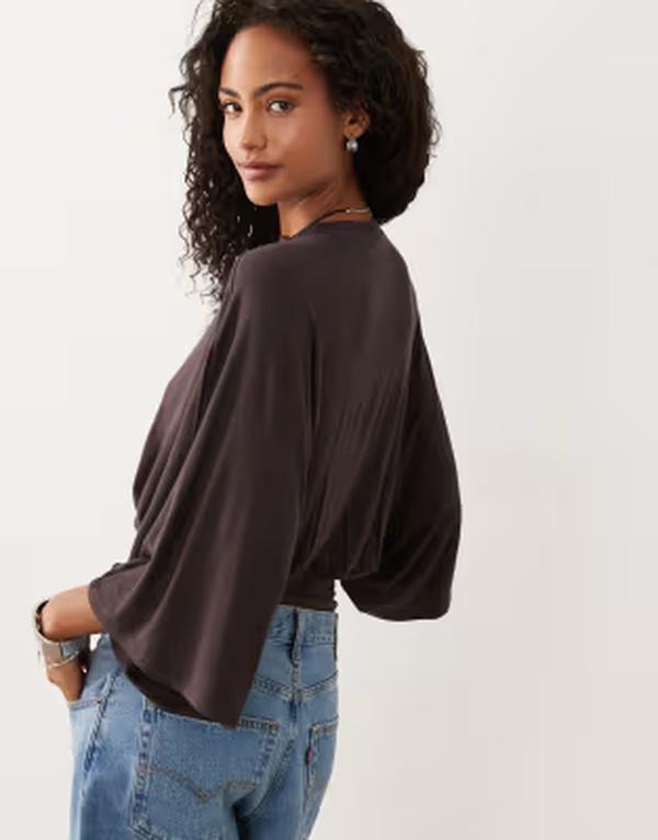 エイソス レディース トップス ティーシャツ 酉の方角目じるし ASOS DESIGN batwing sleeve cinched waistop インチ chocolate 黒茶