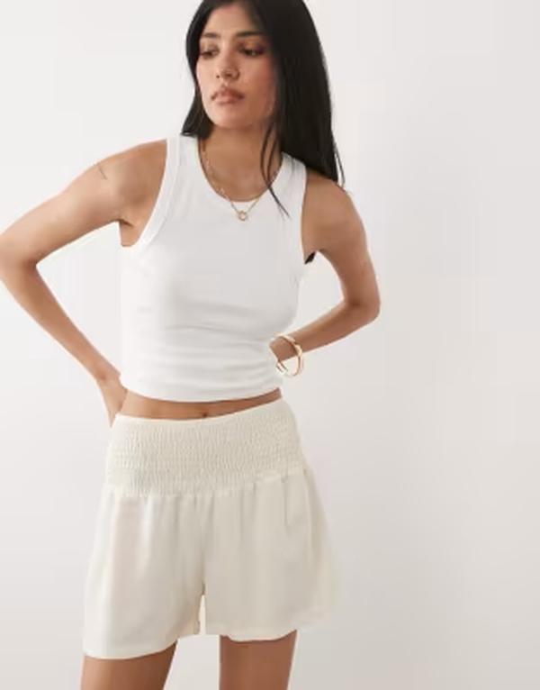エイソス レディース ボトムス 二分の一ズボン下・さる股引き 遊撃手ズボン下 リネン ASOS DESIGN linen blend shirred waist shorts Ivory 象牙色