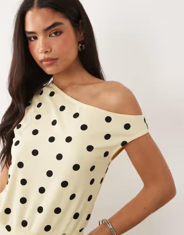 エイソス レディース トップス ティーシャツ 一点柄 酉の方角目じるし 一点 オフショルダー ASOS DESIGN off-shoulder cinched waistop and ecru polka dot Ecru polka dots エクリュ
