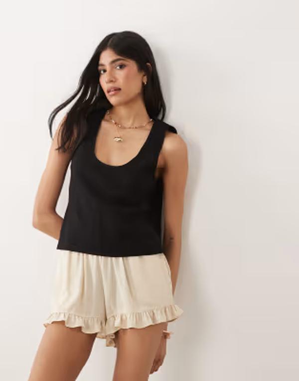 エイソス レディース ボトムス 二分の一ズボン下・さる股引き 遊撃手ズボン下 ASOS DESIGN crinkle frill hem shorts インチ tan part of a set Neautral タン