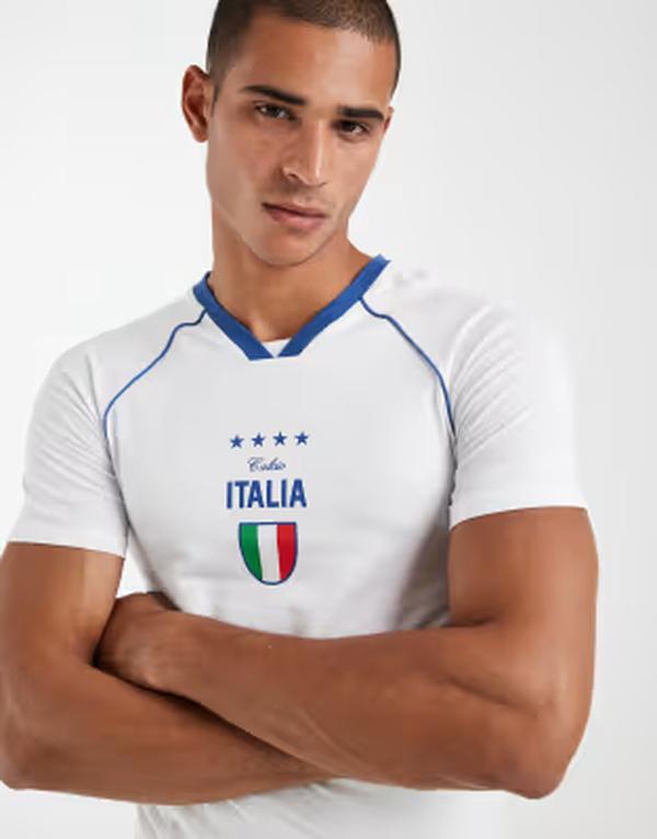 エイソス メンズ トップス ティーシャツ グラフィック ASOS DESIGN muscle fit-shirt with Italia graphic WHITE 白いこと