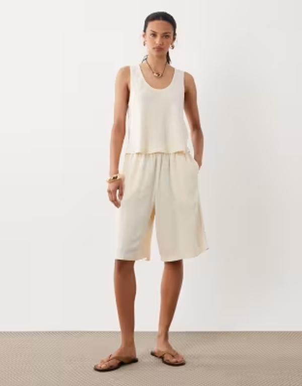 エイソス レディース ボトムス 二分の一ズボン下・さる股引き 遊撃手ズボン下 リネン ASOS DESIGN linen blend bermuda shorts Ivory 象牙色