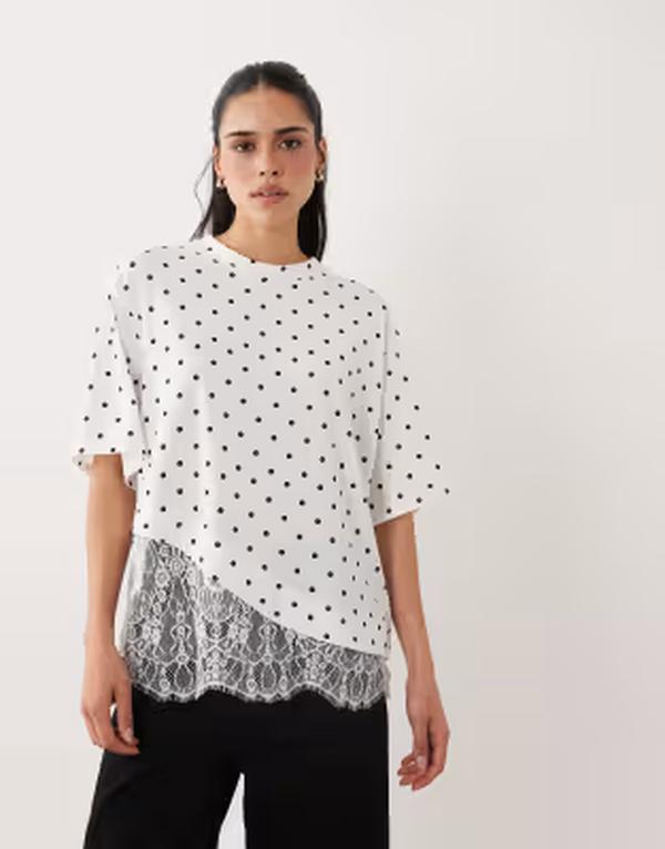 エイソス レディース トップス Tシャツ ドット柄 ドット プリント レース ASOS DESIGN short sleeve T-shirt with lace hem in polka dot print Polka dot print ドット｜ReVida 店