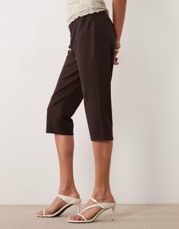 エイソス レディース ボトムス 心地よいズボン下 旗がしら ASOS DESIGN capri pants with side split BROWN 赤銅色