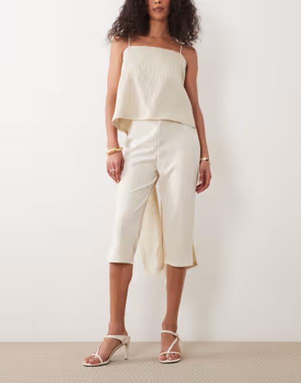 エイソス レディース ボトムス 心地よいズボン下 旗がしら ASOS DESIGN capri pants with side split インチ cream 皮膚軟化剤
