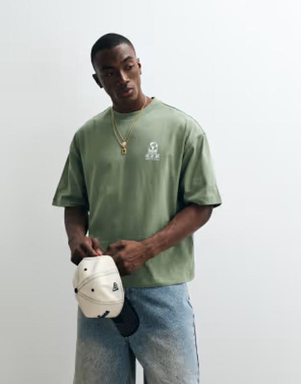エイソス メンズ トップス ティーシャツ グラフィック ASOS DESIGN boxy oversized T-shirt with chest graphic Sea spray 緑であること